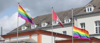 Allemagne : Le drapeau LGBT remplacé par une croix gammée dans une gare