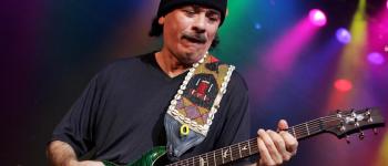 Carlos Santana vomit sa transphobie en plein concert, puis s'excuse