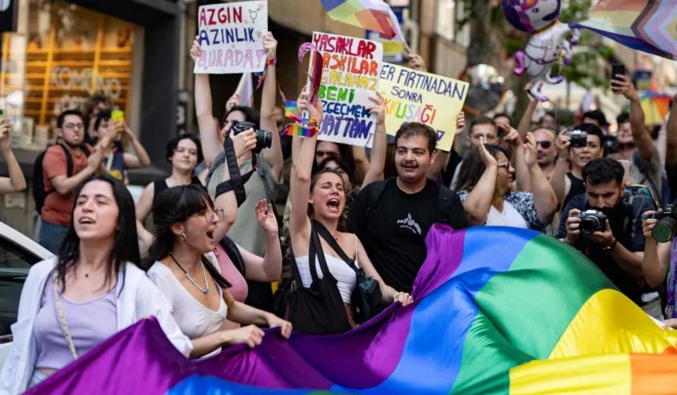 Résistance arc-en-ciel à Istanbul : la communauté LGBT+ brave les interdictions !