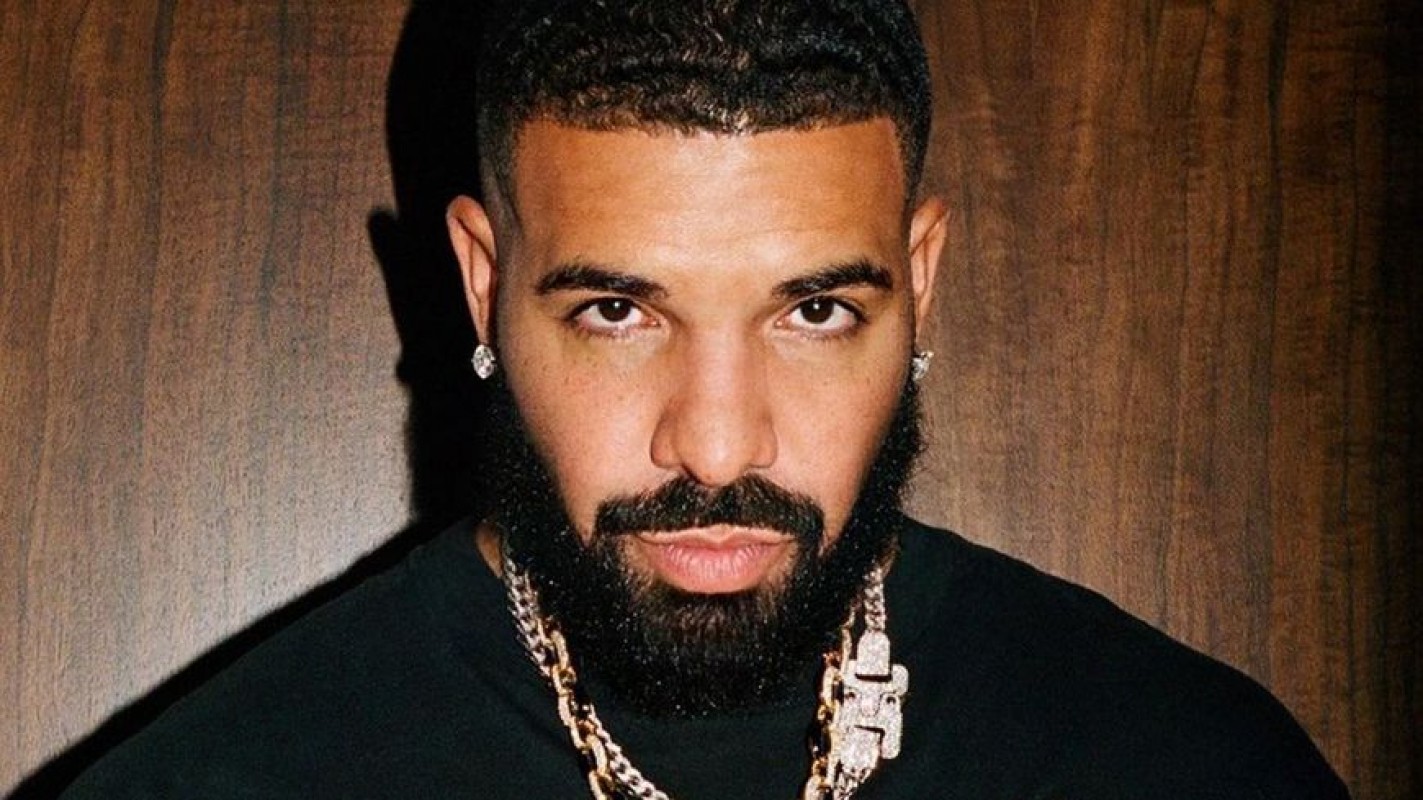 Drake critiqué pour ses ongles vernis rose, dénonce l'homophobie ambiante 💅