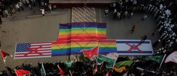 Irak : Drapeaux LGBT brûlés pour venger le Coran profané en Suède