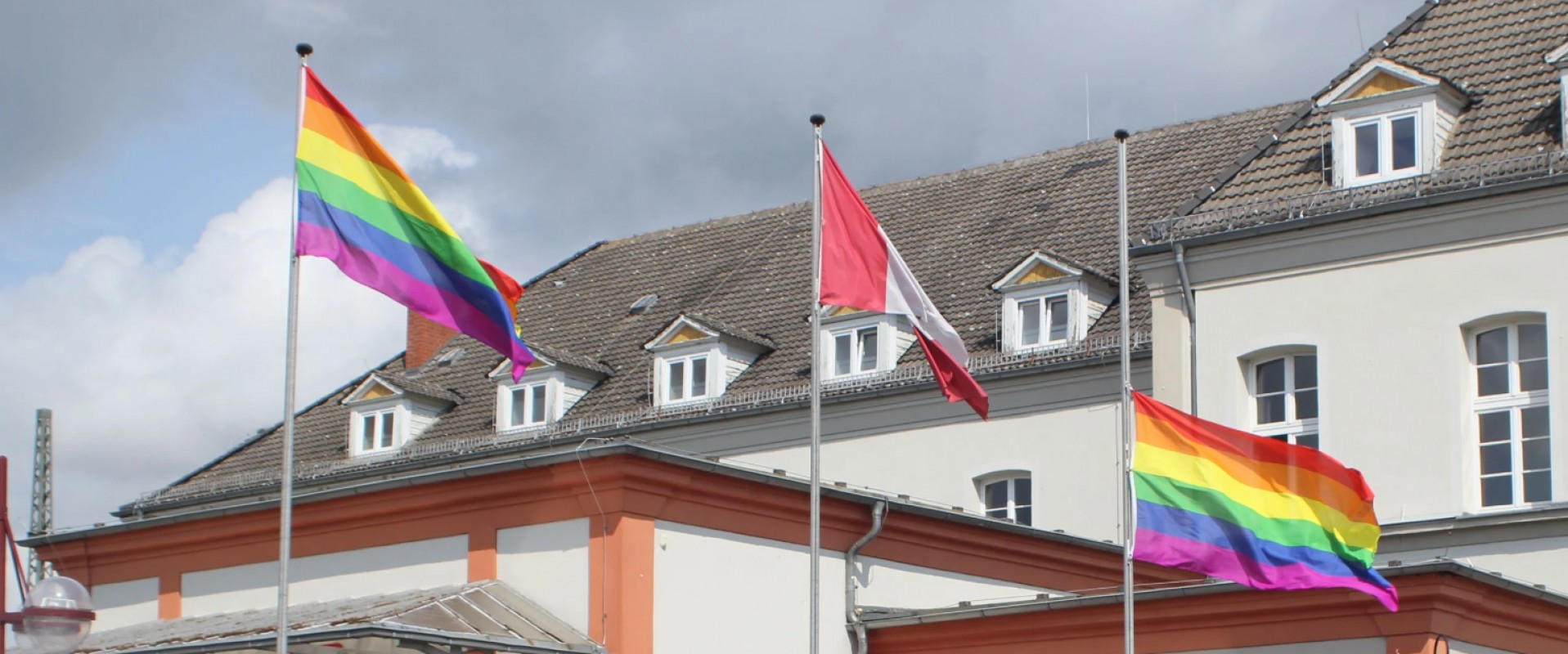 Allemagne : Le drapeau LGBT remplacé par une croix gammée dans une gare