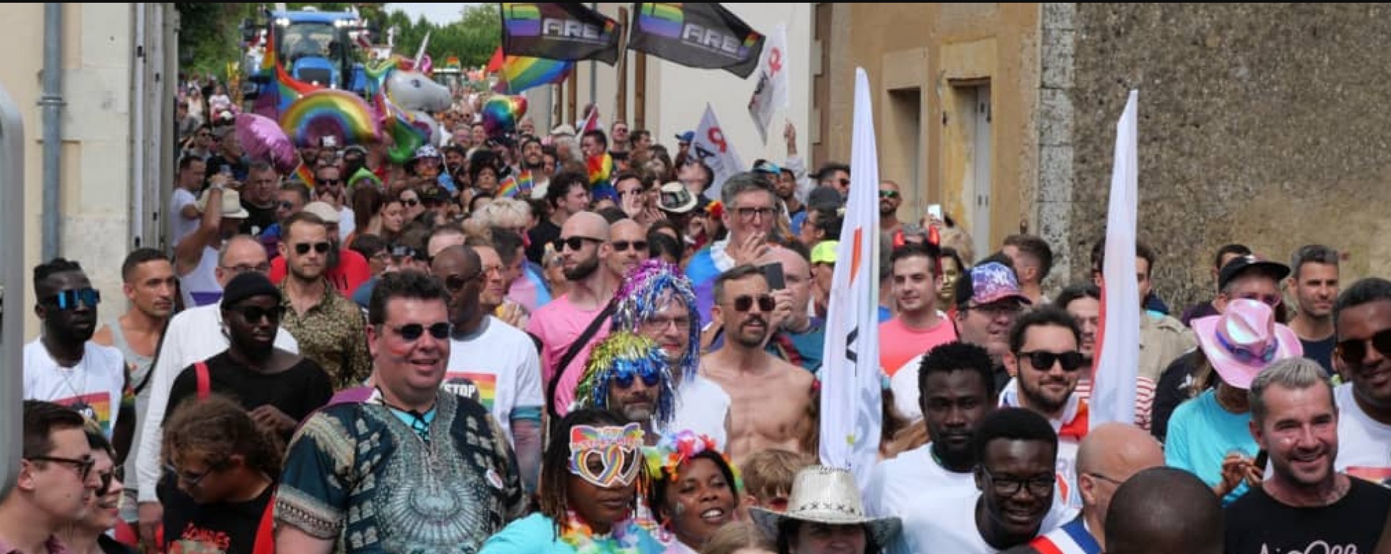 La marche des fiertés rurale de Chenevelles fait exploser le compteur, elle attire plus de 1300 personnes!