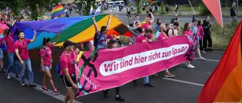 Salut nazi en pleine Gaypride : L'Allemagne répond par l'amour !
