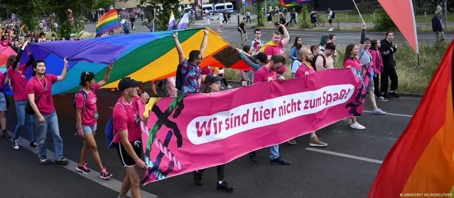 Salut nazi en pleine Gaypride : L'Allemagne répond par l'amour !