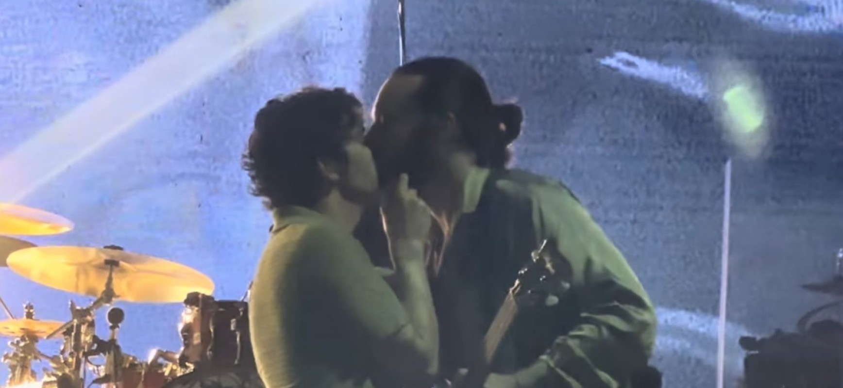 Un baiser gay à 2,7 millions de dollars, un festival malaisien demande des dommages et intérêts à Matty Healy