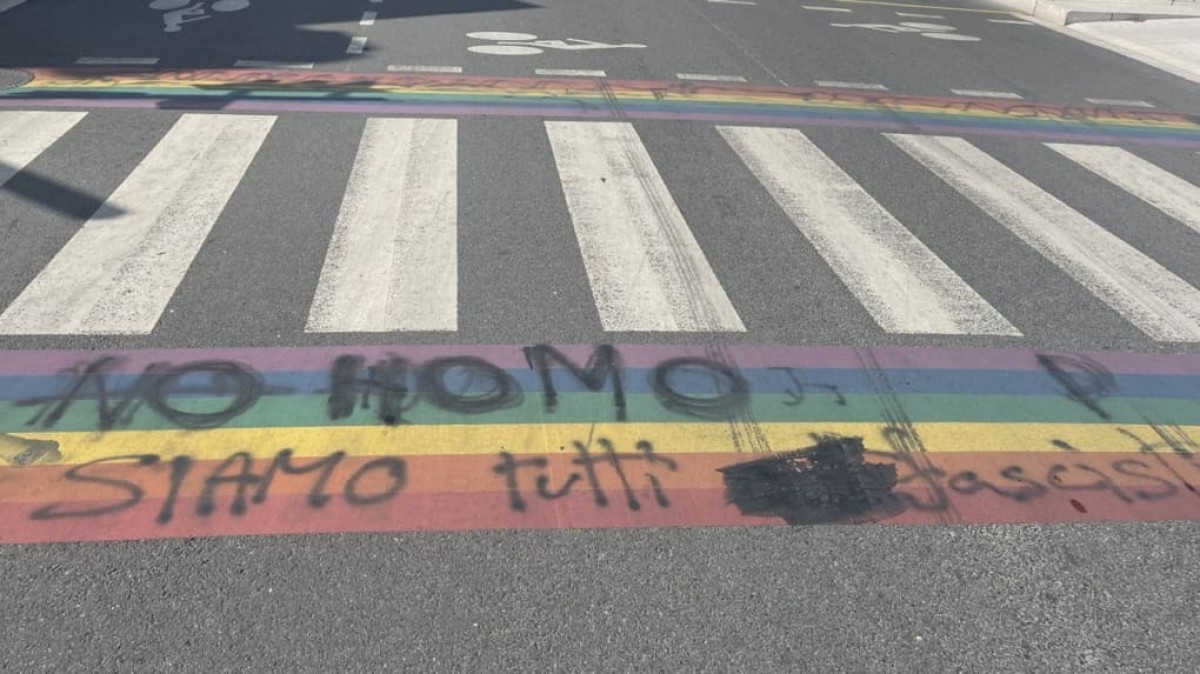 Tags homophobes et croix celtiques dans les rues de Blois