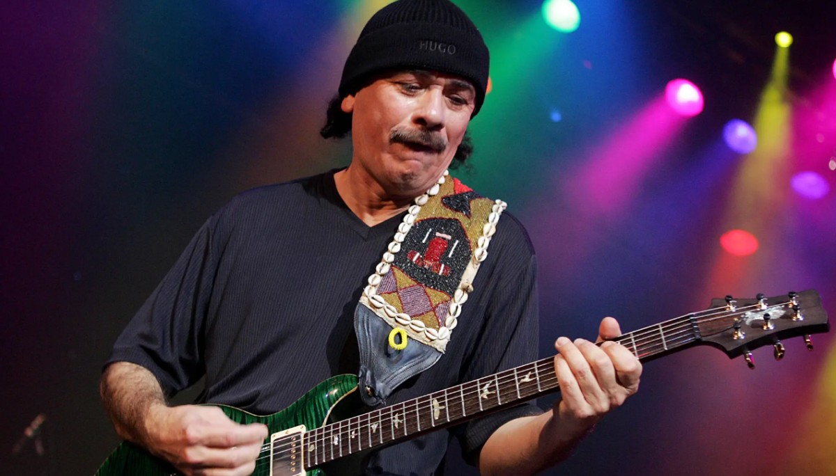 Carlos Santana vomit sa transphobie en plein concert, puis s'excuse