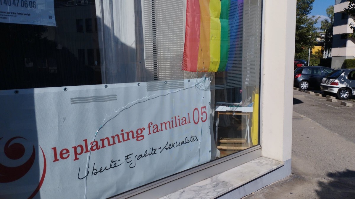 Gap : crachats et vandalismes homophobes sur la vitrine du planning familial