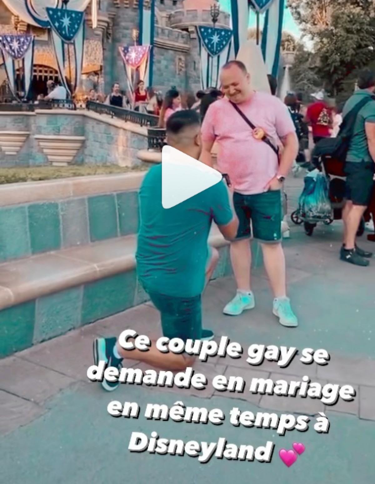 Disneyland : Ce couple gay se demande en mariage en même temps