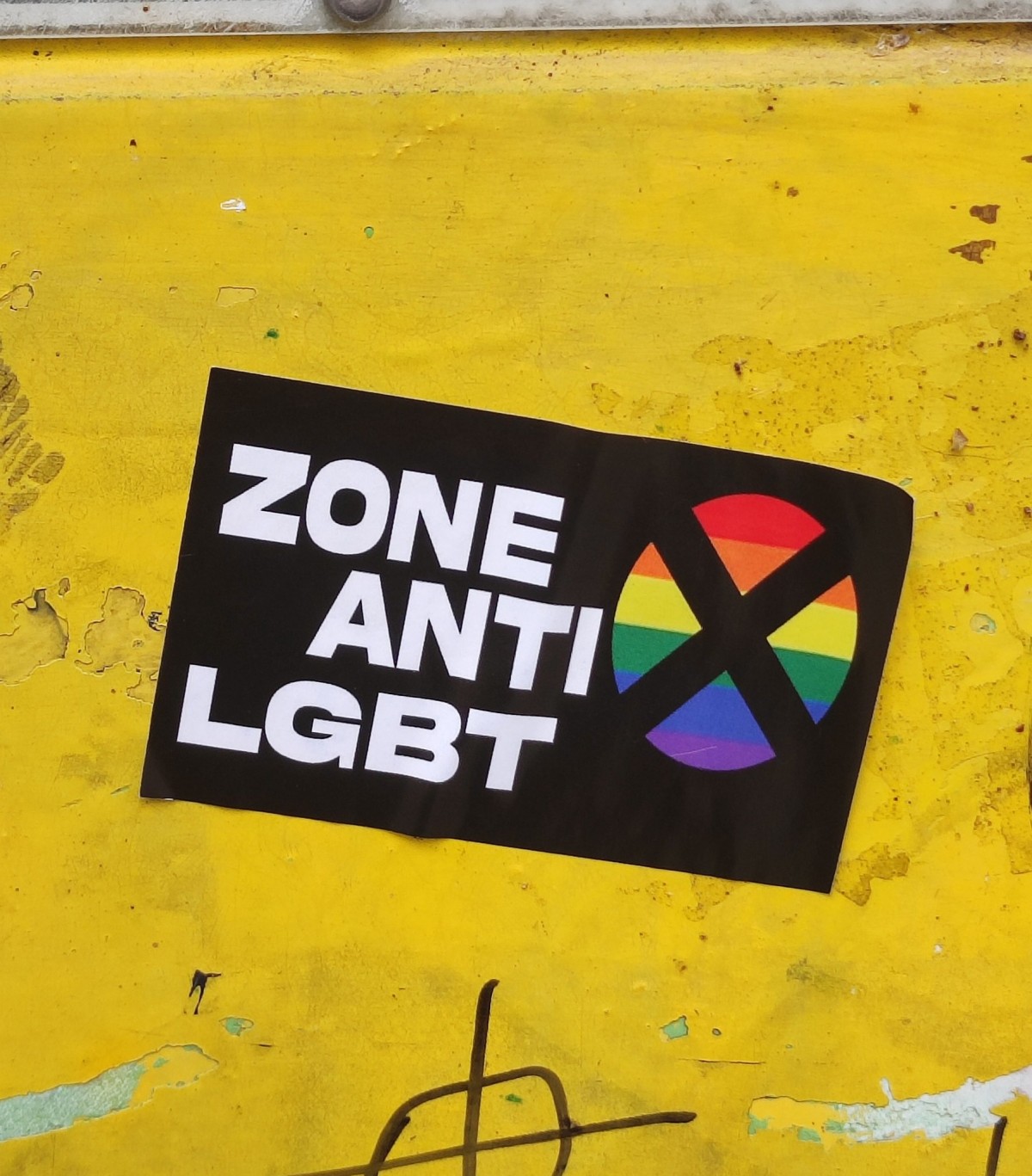 Des auto-collants au relent homophobes dans les rues de Montpellier indignent la municipalité