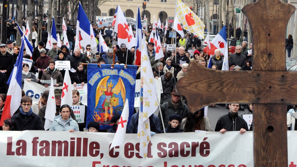 L'association Civitas au relent d'intégrisme et d'homophobie n'est plus. Champagne ! 🍾