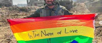 Un soldat Israélien hisse courageusement le drapeau LGBT+ à Gaza