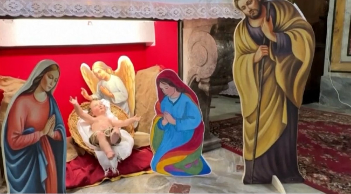 Étonnante crèche en Italie : Père Morelli présente une famille homoparentale
