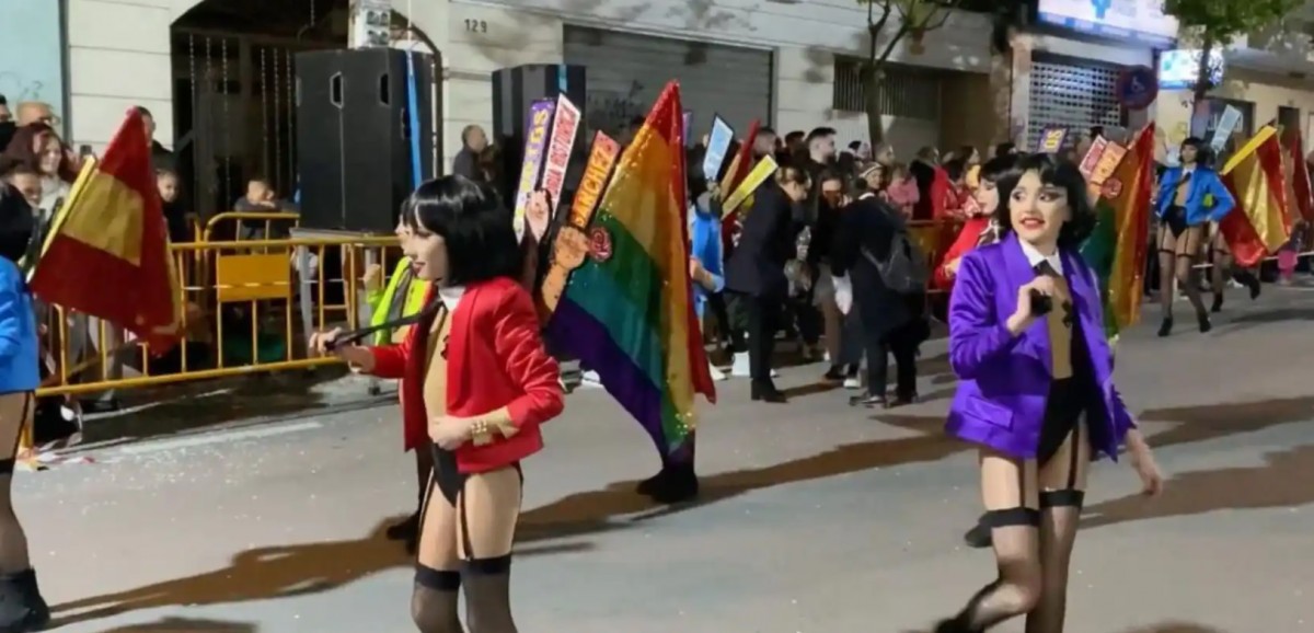Indignation : Des enfants en lingerie sexy dans un carnaval de Torrevieja en Espagne