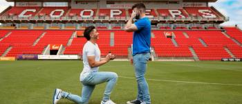 Football : le premier joueur pro ouvertement gay annonce ses fiançailles