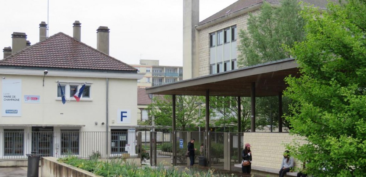 Bible brandie contre l'homosexualité l'intervention de Yoann Lemaire interrompue au lycée Marie-de-Champagne