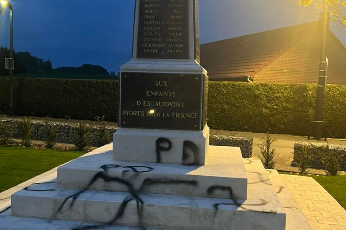 Nord : Inscriptions homophobes et symboles nazis découverts sur un monument commémoratif