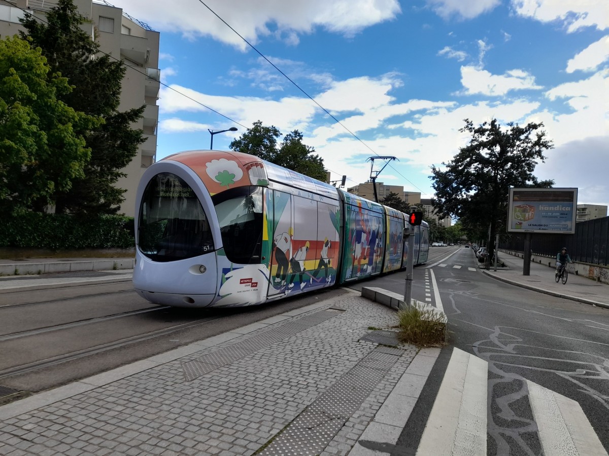 Lyon : Un tramway aux couleurs LGBT pour le mois des fiertés