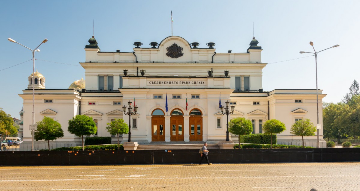 Bulgarie : le Parlement interdit la « propagande » LGBT+ à l’école, la communauté réagit