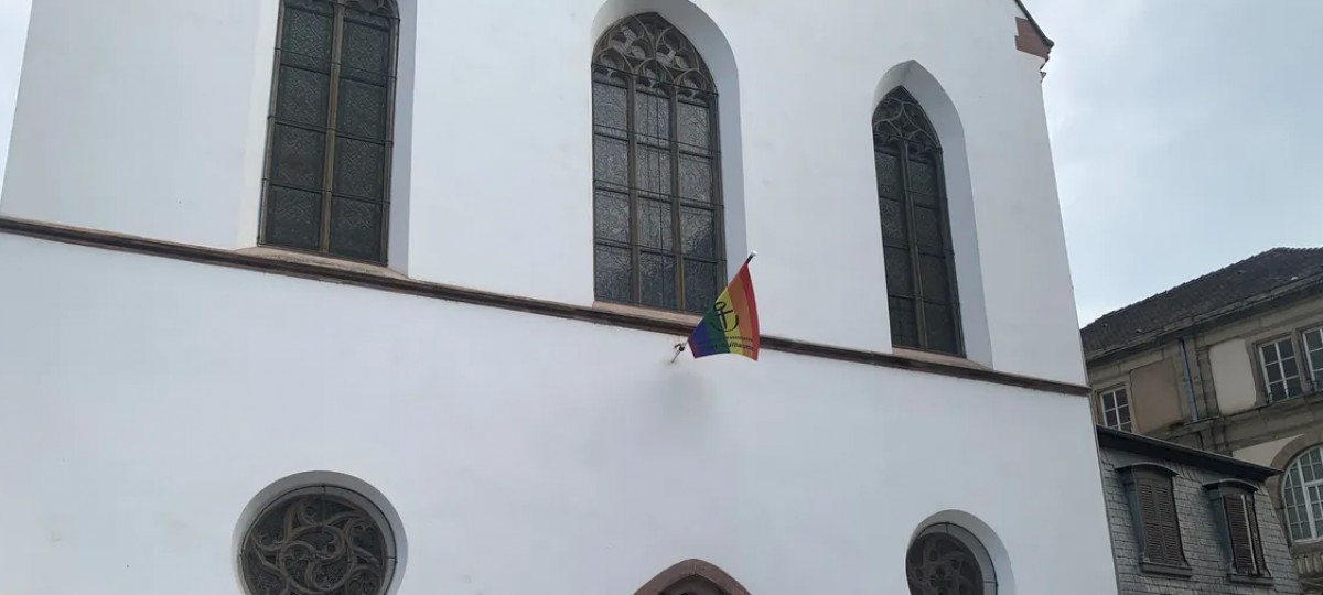 Strasbourg : L'église Saint-Guillaume hisse fièrement un drapeau LGBT