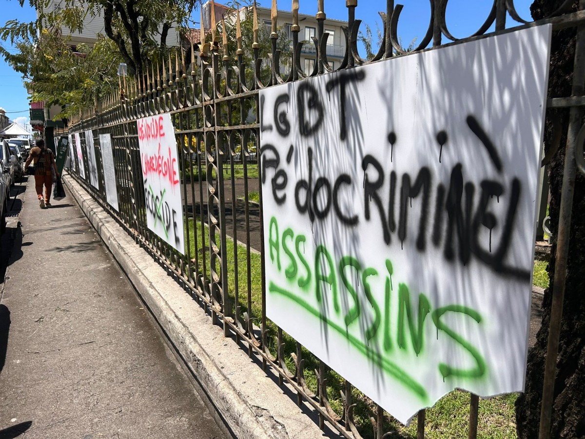 Martinique : Une exposition photo LGBT+ vandalisée et couverte de tags homophobes