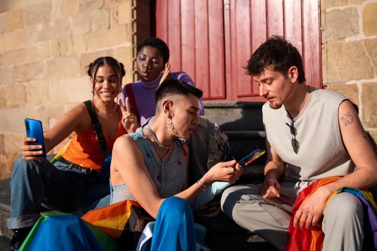 Jeunes LGBT : réseaux sociaux, soutien et cyberharcèlement